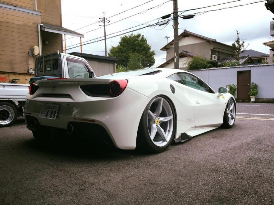  Ferrari 488 GTB by Liberty Walk 2016 года  (фото 2 из 4)
